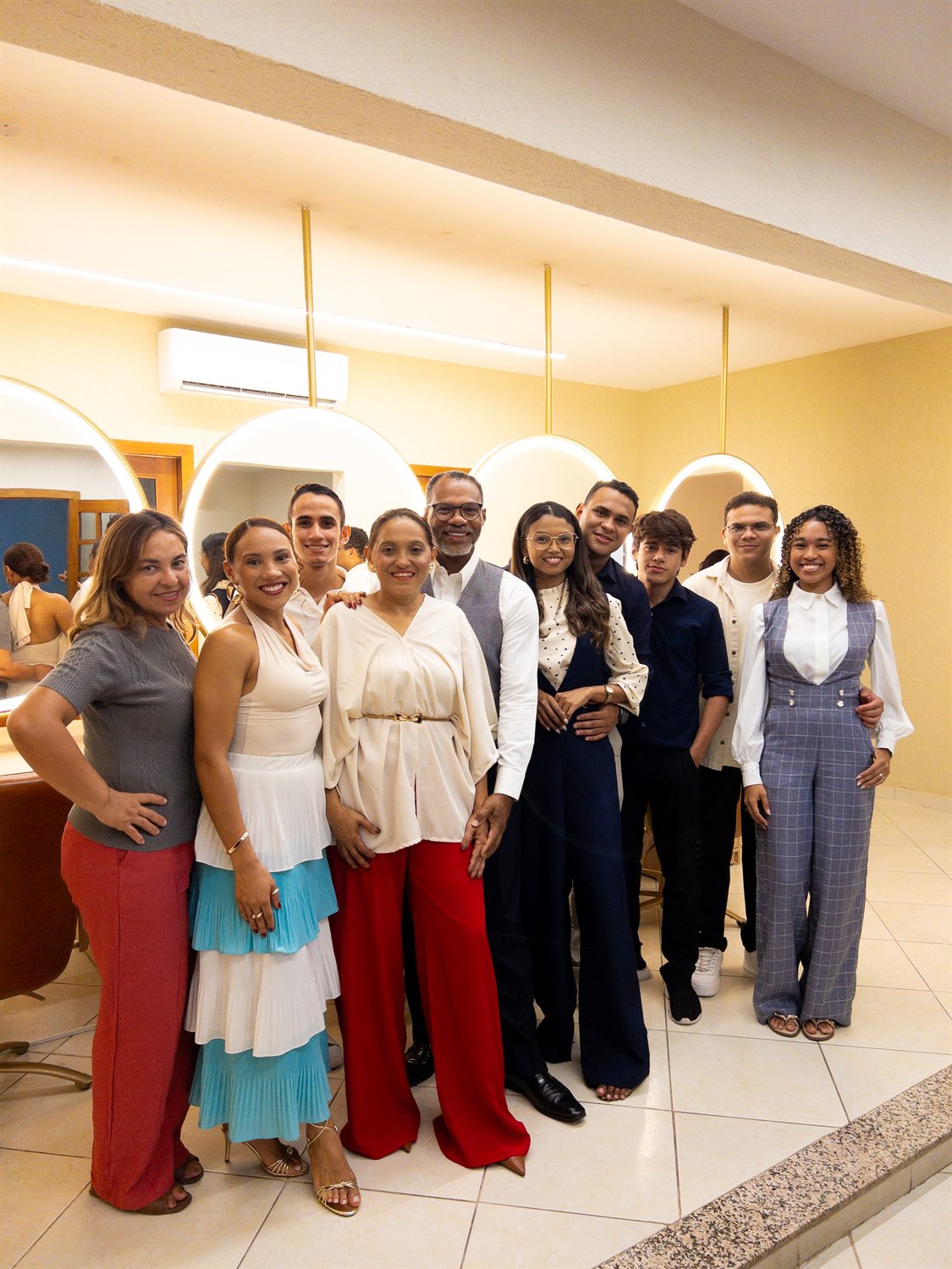 Equipe Neide Hair Vision reunida no salão