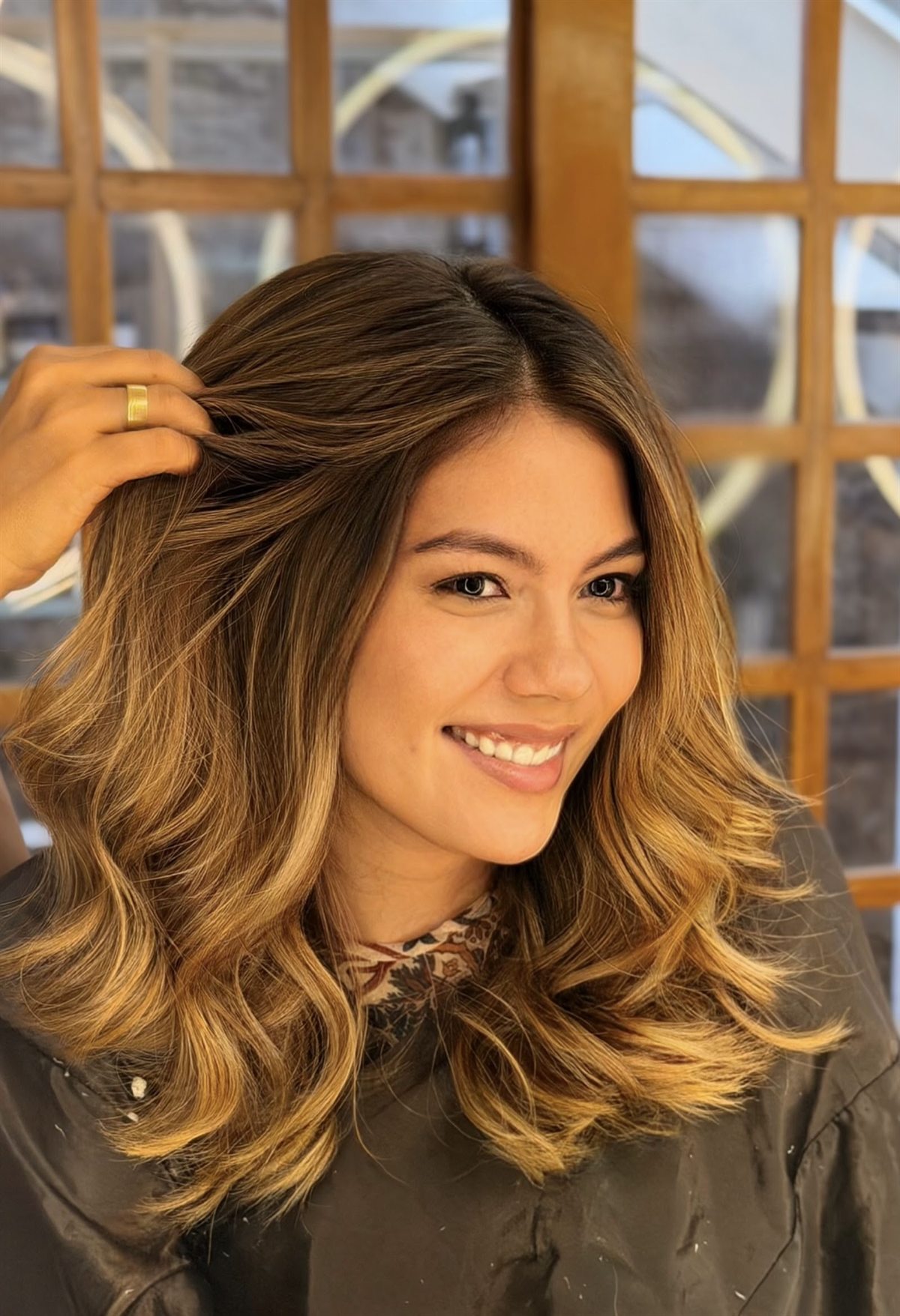 Cabelo morena iluminada com ondas e brilho natural