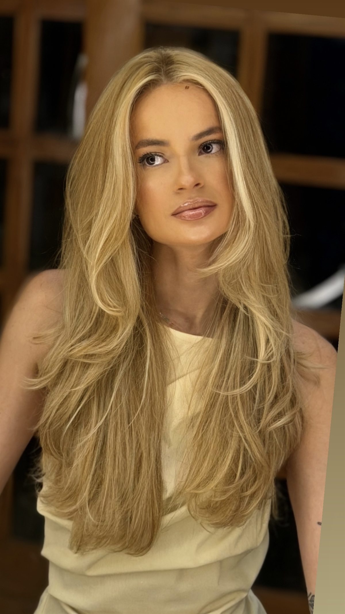 Cabelo loiro claro com corte em camadas e finalização leve