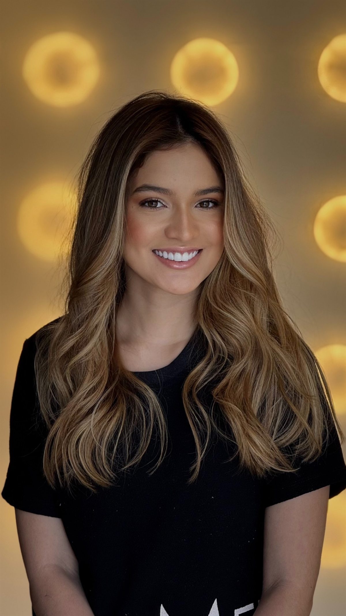 Cabelo iluminado com acabamento sofisticado e fundo de salão