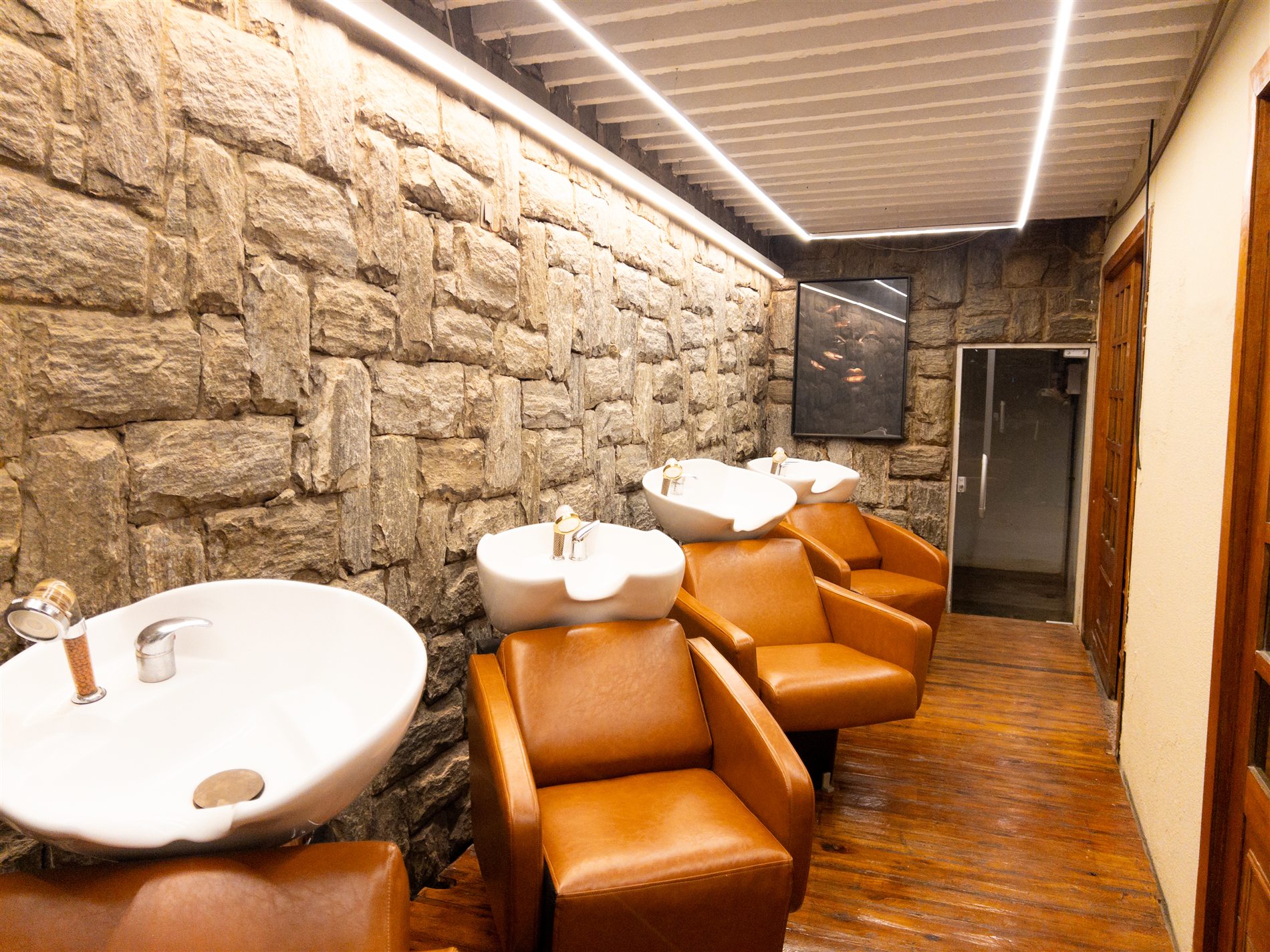 Espaço do salão Neide Hair Vision com cadeiras de tratamento